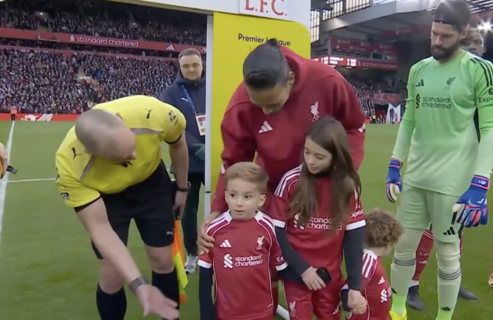 开云app-安菲尔德感人一幕！若塔幼子担任球童，裁判躬身击掌，你永不独行