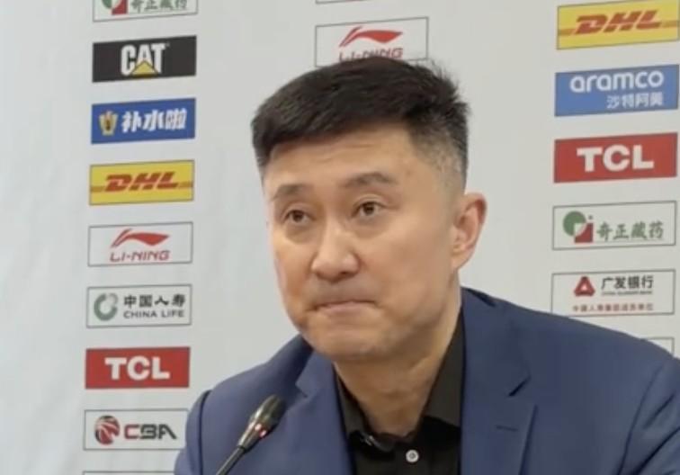 开云平台-杜锋暖心祝福球迷大爷：每次来吉林都会看到他，希望他一切顺利