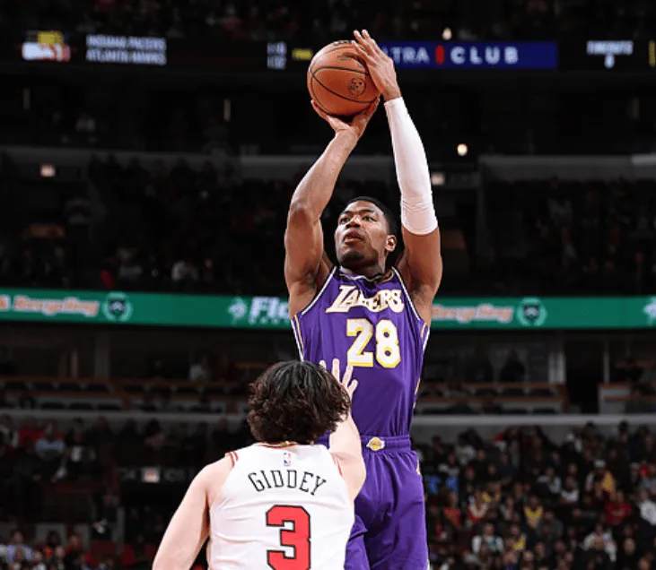 开云体育-湖人上一场结束独行侠4连胜，今日又客场终结公牛4连胜