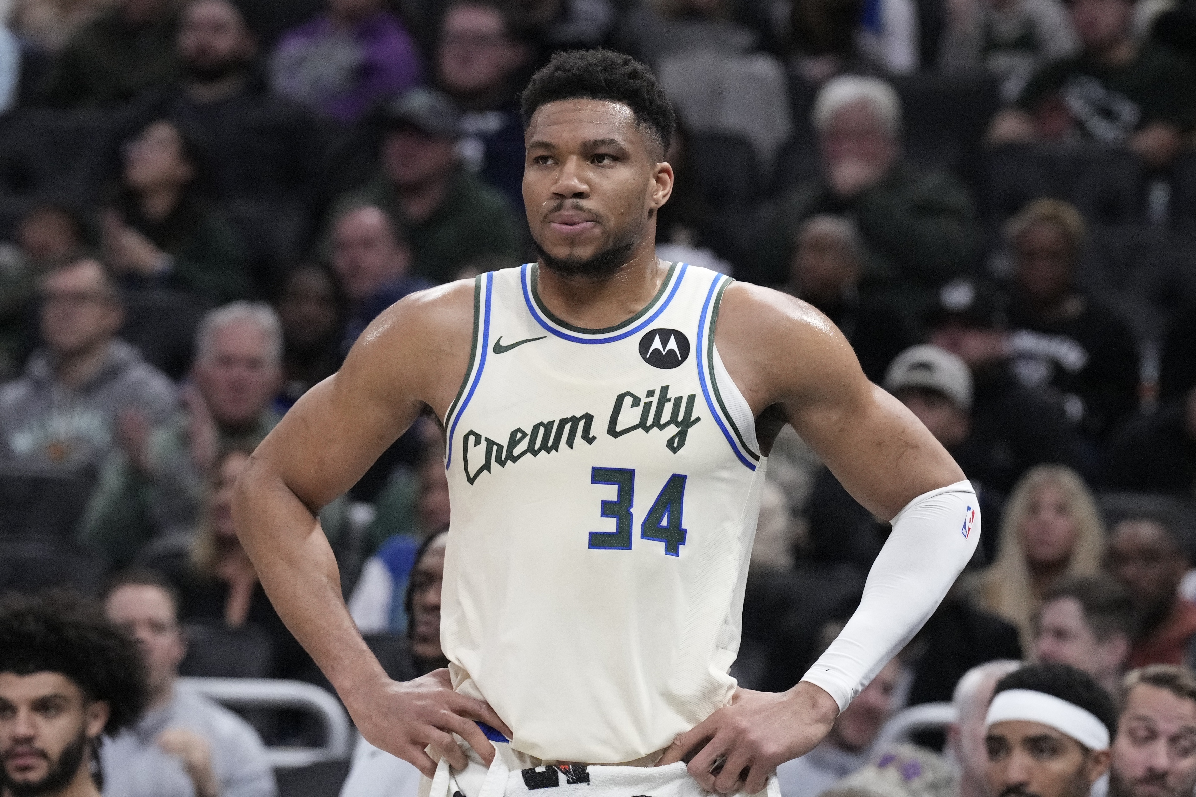 开云平台-打得难受！字母哥轻微崴脚坚持打 全场砍下22分6板3助 有4失误