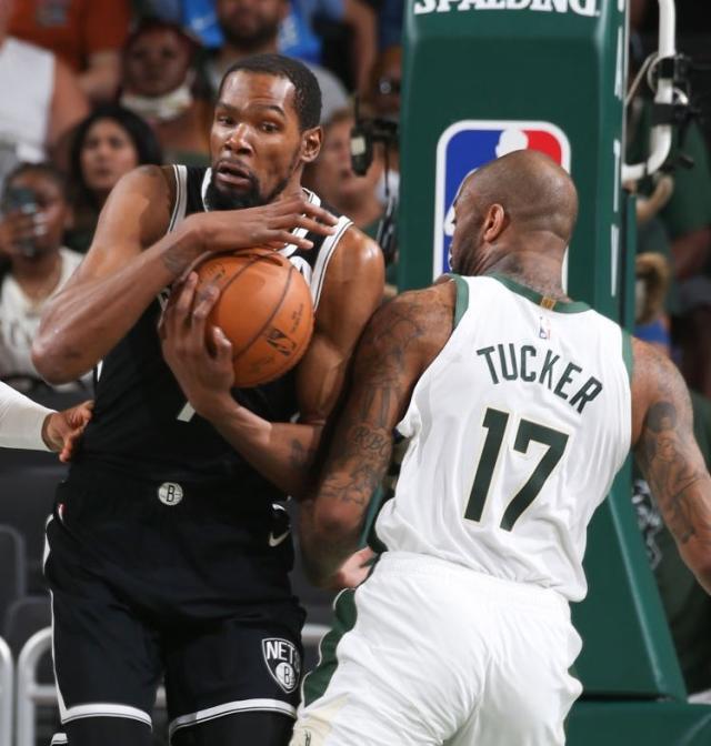 全明星裁判阵容吹出离奇比赛 篮球场变身八角笼？